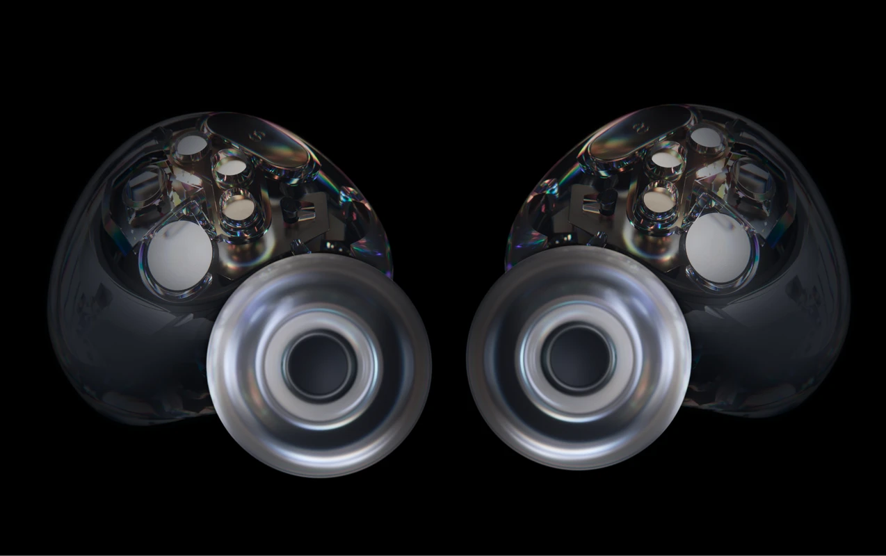 검은색 배경을 배경으로 눈에 보이는 마이크로칩, 회로, 구조적 디테일 등 무선 이어버드의 내부 부품을 투명하게 클로즈업한 모습입니다.