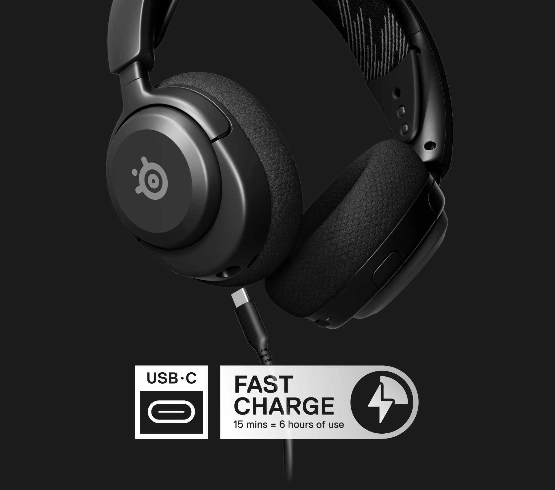 Vue d'un Arctis Nova 4 Wireless branché sur un port USB-C. Une icône de charge rapide en dessous indique que 15 minutes de charge = 6 heures d'utilisation.