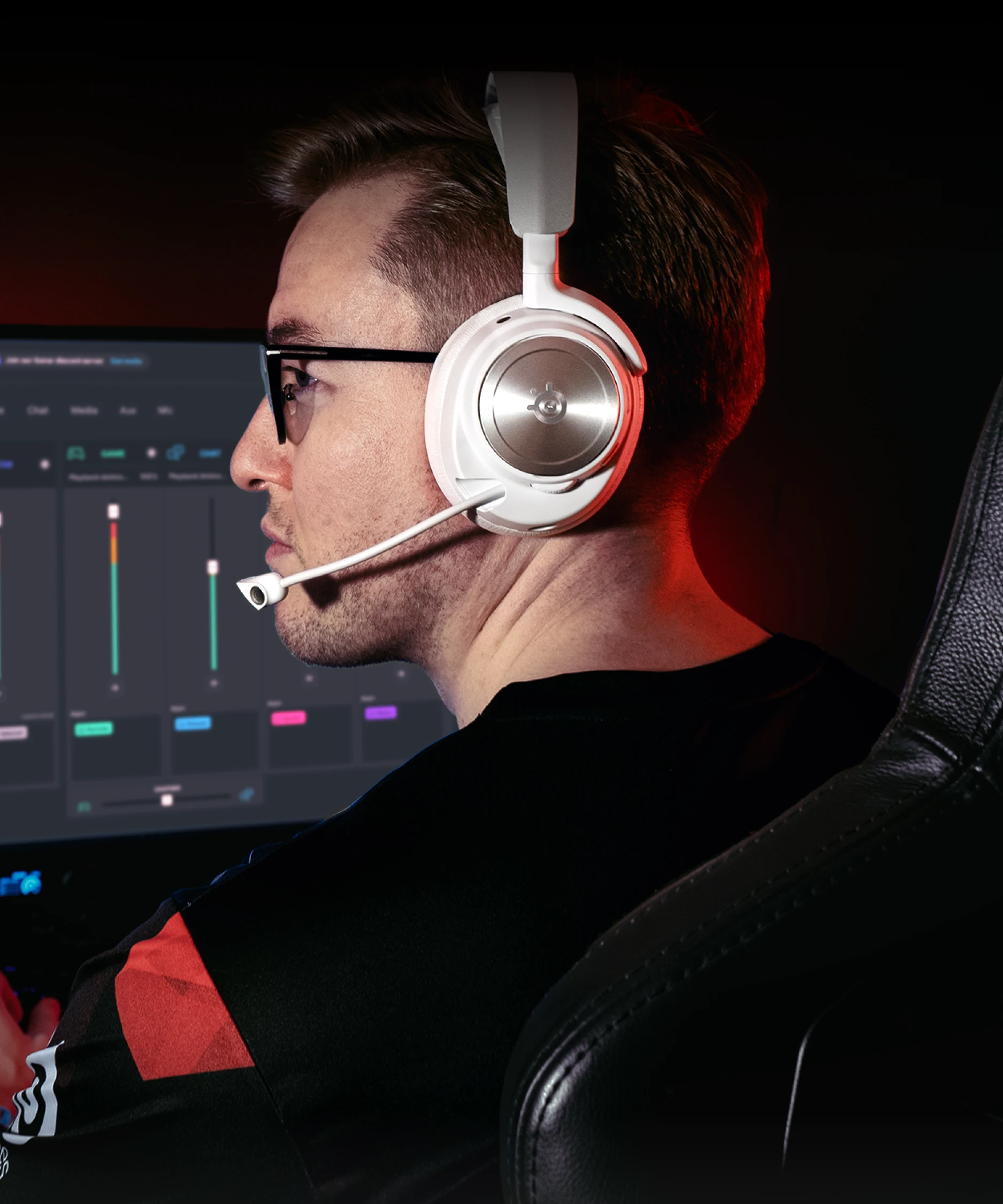Un jugador del clan FaZe sentado frente al ordenador con unos auriculares blancos Arctis Nova Pro Wireless en la cabeza.