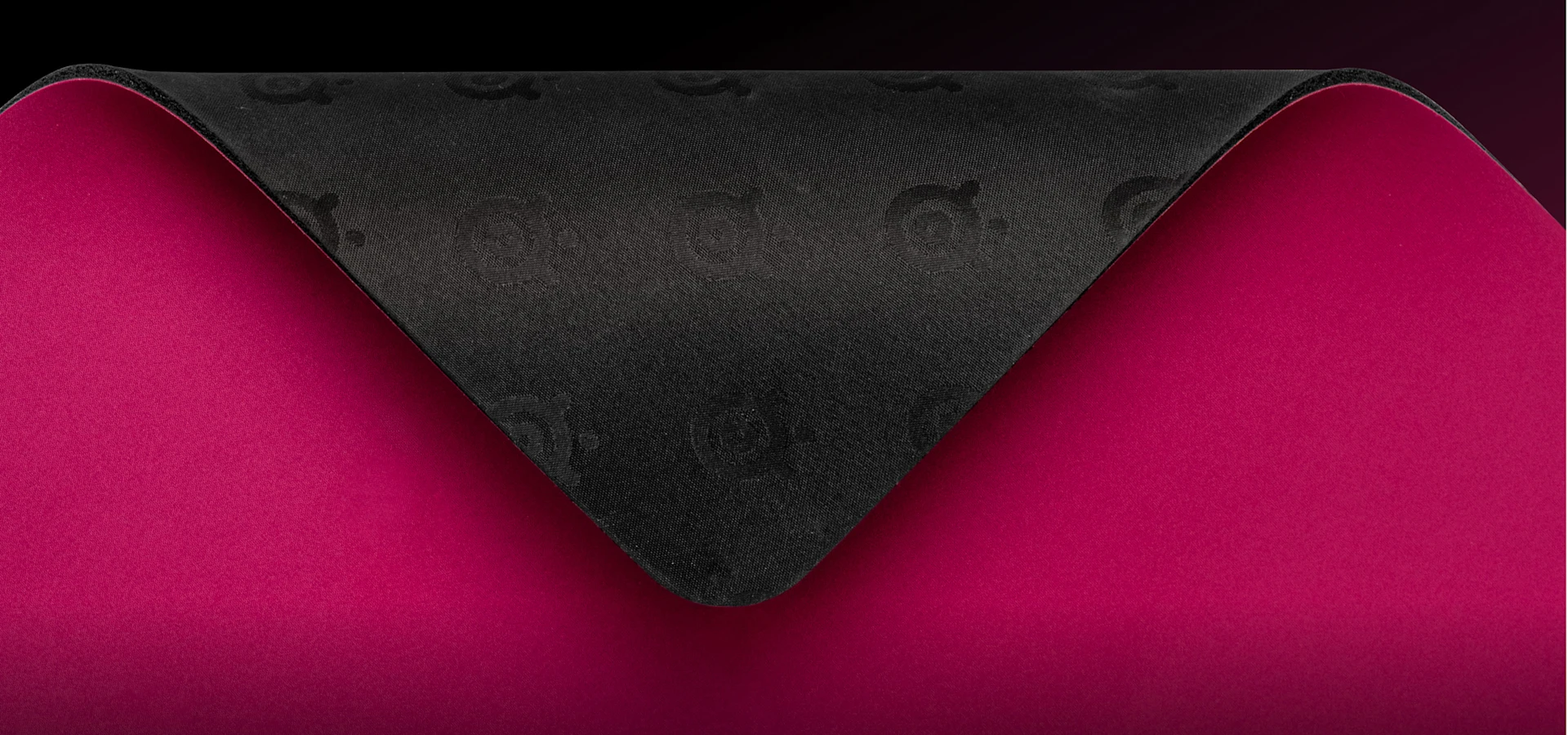 Primer plano de la alfombrilla de ratón SteelSeries QcK Heavy XXL, que muestra la base de goma antideslizante con logotipos de SteelSeries en relieve, diseñada para evitar movimientos indeseados durante el juego.