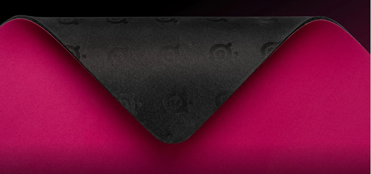 Non-slip rubber underside of the SteelSeries QcK Heavy XXL Magenta