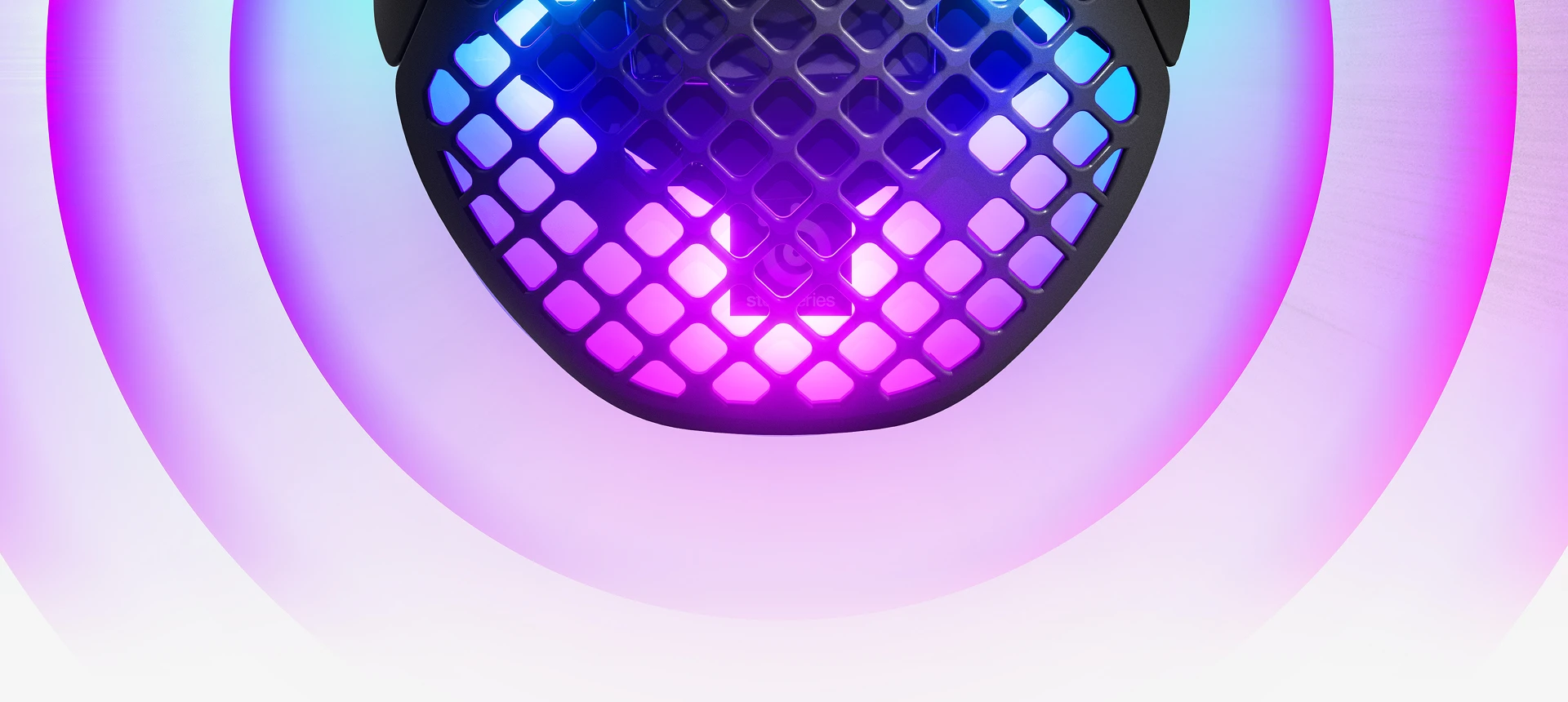 Vista superior de la parte posterior de un ratón inalámbrico Aerox 9 con RGB Lightning.