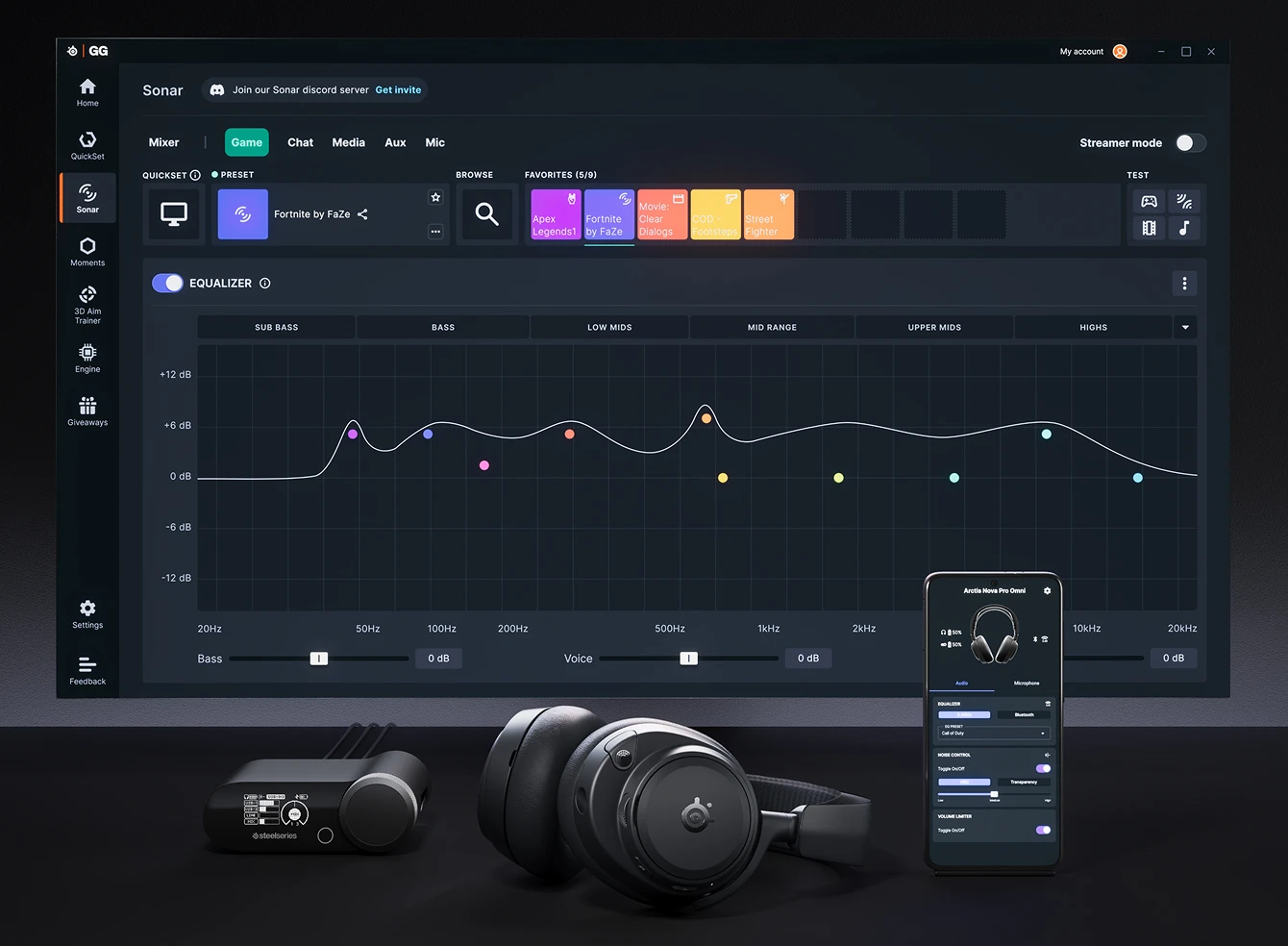 Herní audio sestava s ekvalizérem PC softwaru na monitoru, odpovídajícími ovládacími prvky na smartphonu a sluchátky SteelSeries s bezdrátovou základnou v popředí.