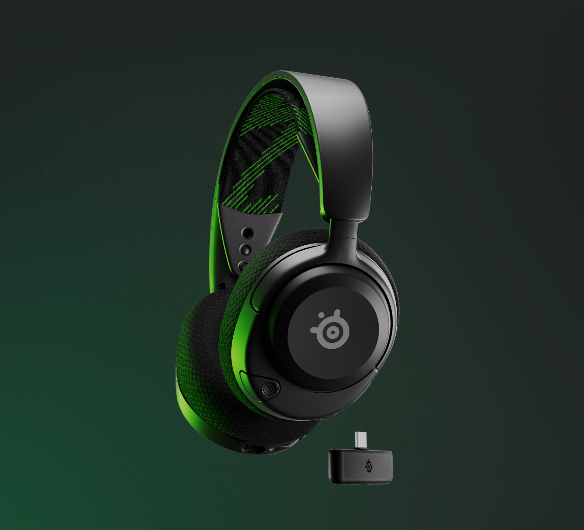 Arctis Nova 4X无线耳机搭配USB-C转接器的实物展示图