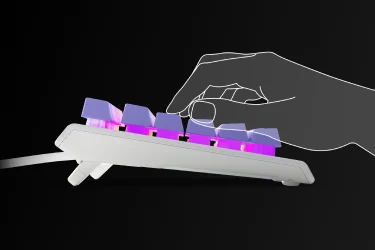 mão transparente usando o teclado Apex 3 TKL