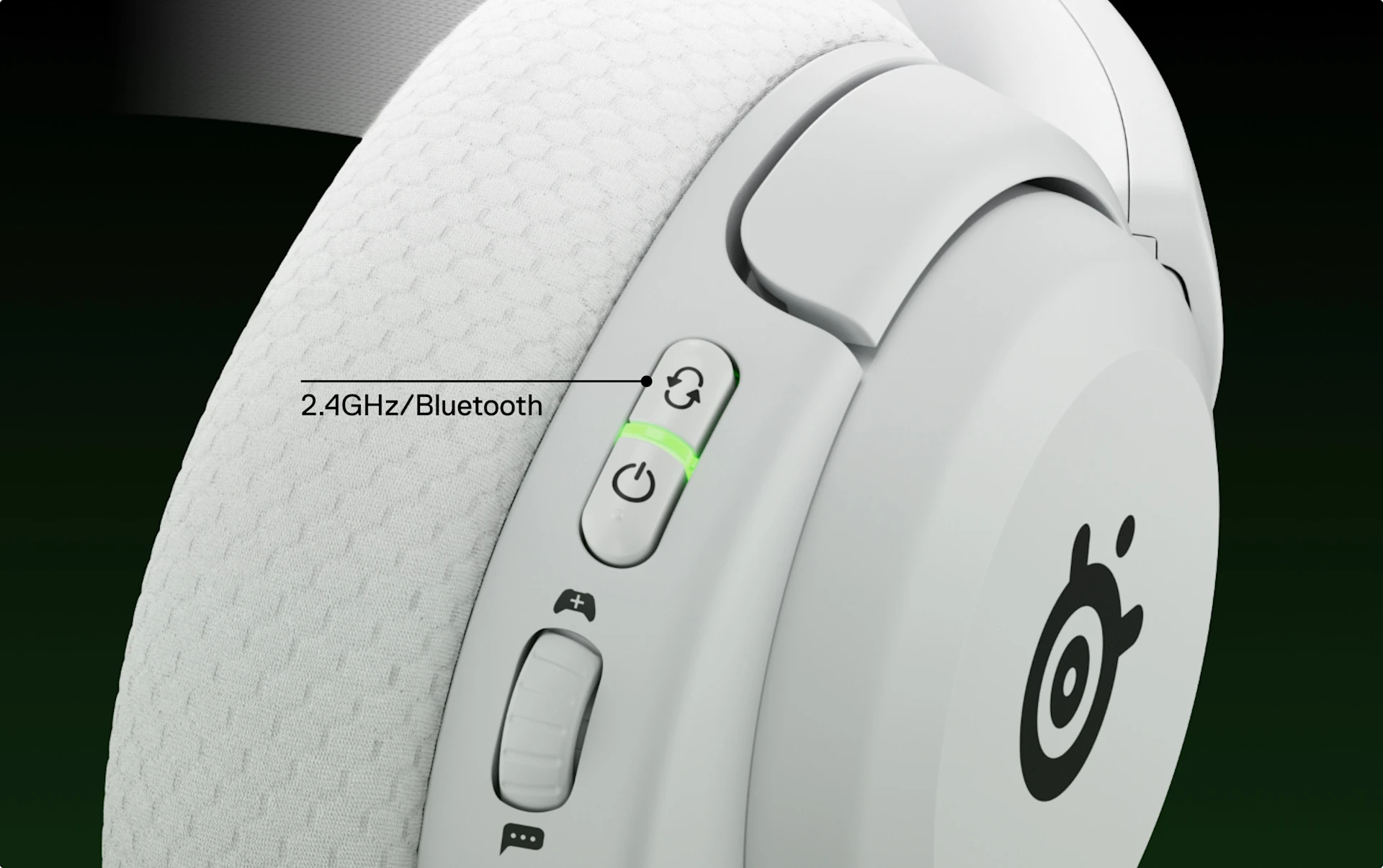 Vista de unos auriculares Arctis Nova 5 con botones laterales visibles para las opciones Bluetooth y 2,4 GHz.