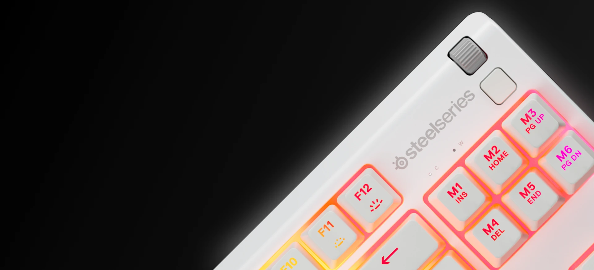 Nahaufnahme der Apex 3 TKL Weiße Tastatur auf dunklem Hintergrund