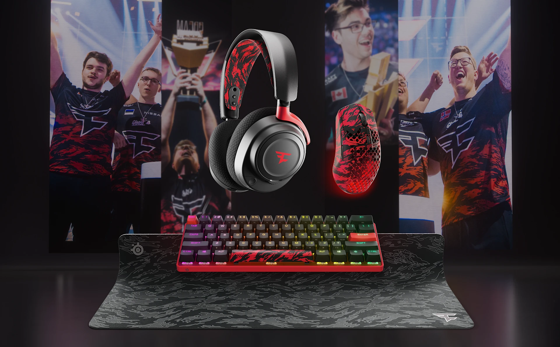 Engranajes de la colección FaZe Clan mostrados con auriculares, ratones, teclado y alfombrilla de ratón.