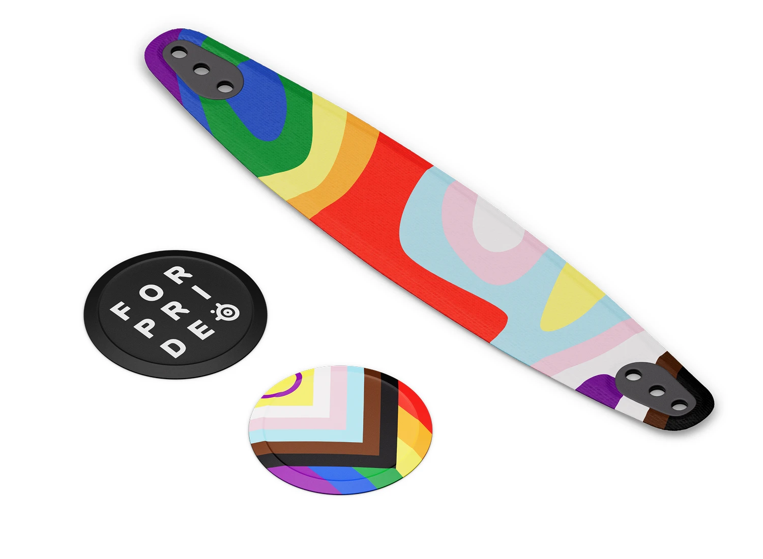 Isometrische Ansicht des Arctis Nova Pride 2026 Booster Packs: Kopfband aus regenbogenfarbenem Nylon im Ski-Goggle-Stil und zwei Lautsprecherplatten mit der Pride-Flagge und schwarzen „For Pride“-Motiven.