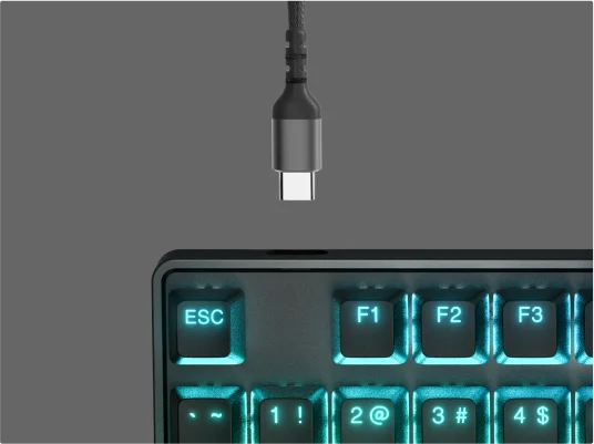 Imagen de cerca del teclado Apex 9 y el cable