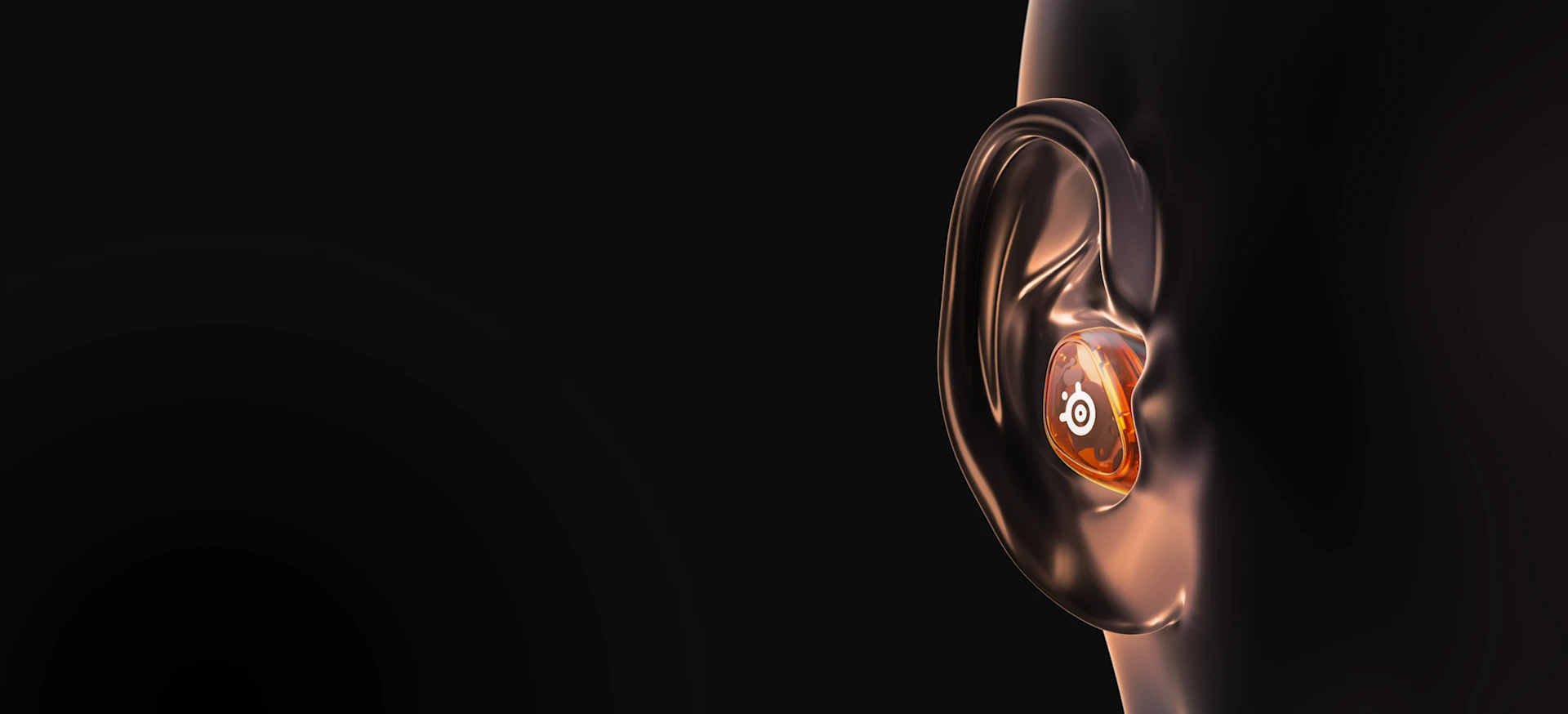 Oreja grande visible del maniquí con auriculares Arctis Gamebuds blancos.
