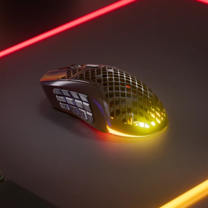 Vista de un Aerox 9 Wireless desde la parte superior izquierda sobre una alfombrilla de ratón. Podemos ver el botón de 18 programables en el lado izquierdo de los ratones