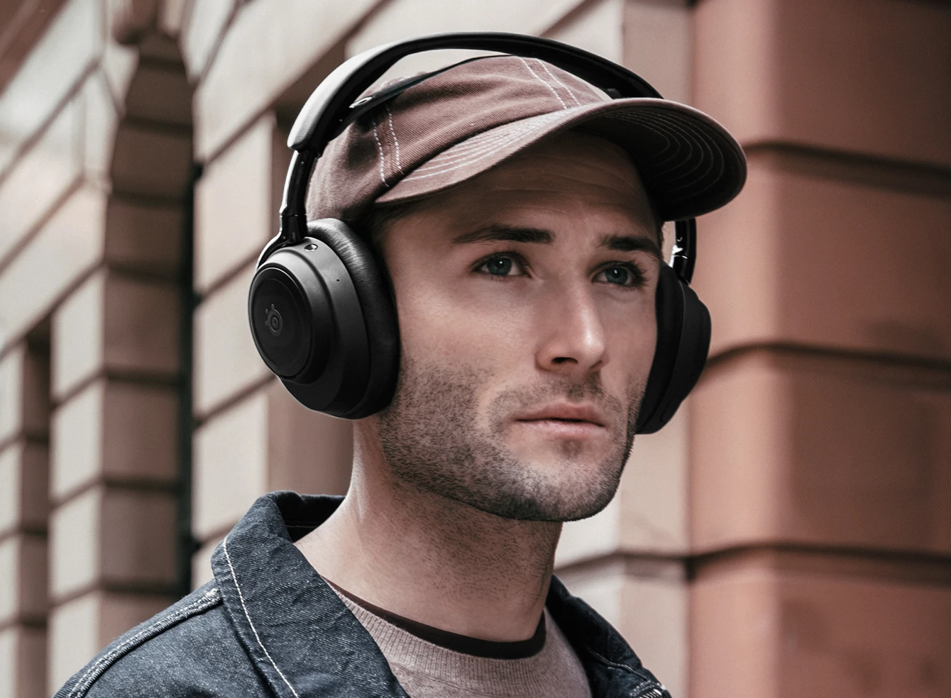 Arctis Nova Elite Negro con micrófonos resaltados