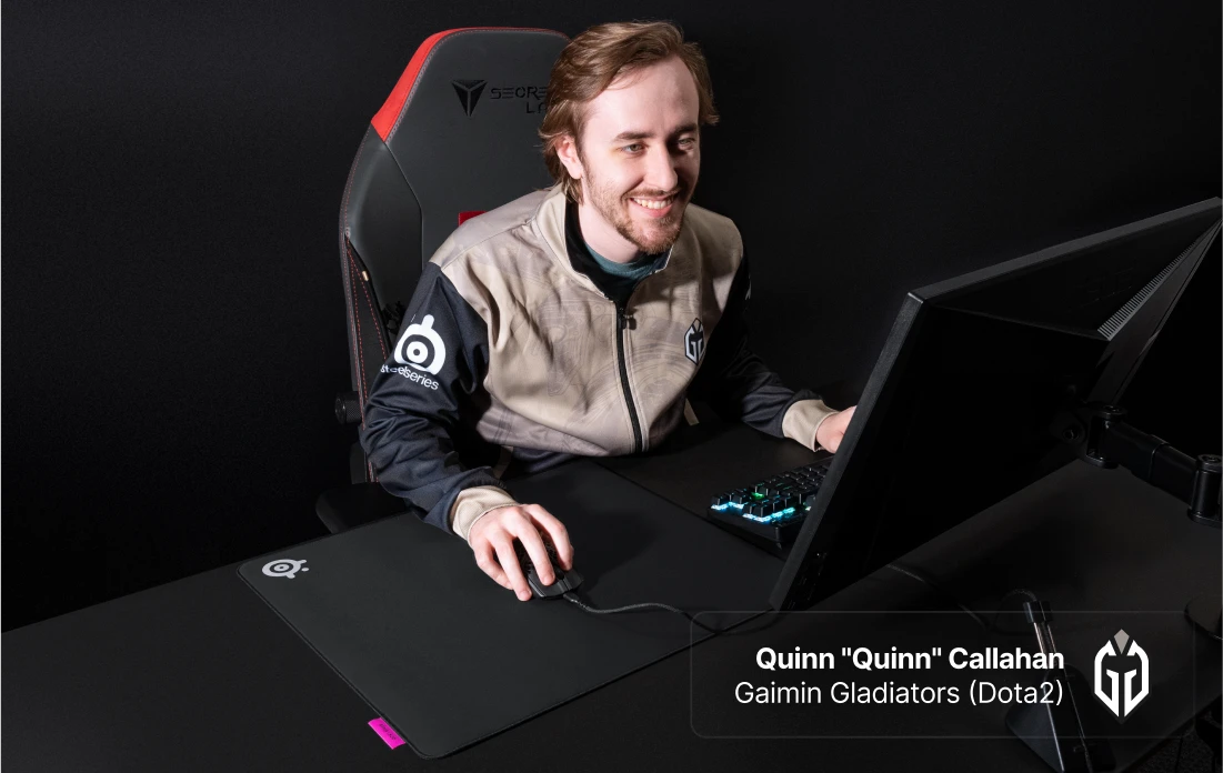 glückliche Person, die Spiele spielt