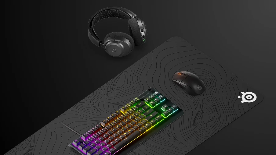 SteelSeries 電競滑鼠、地形款滑鼠墊及 RGB 機械鍵盤。