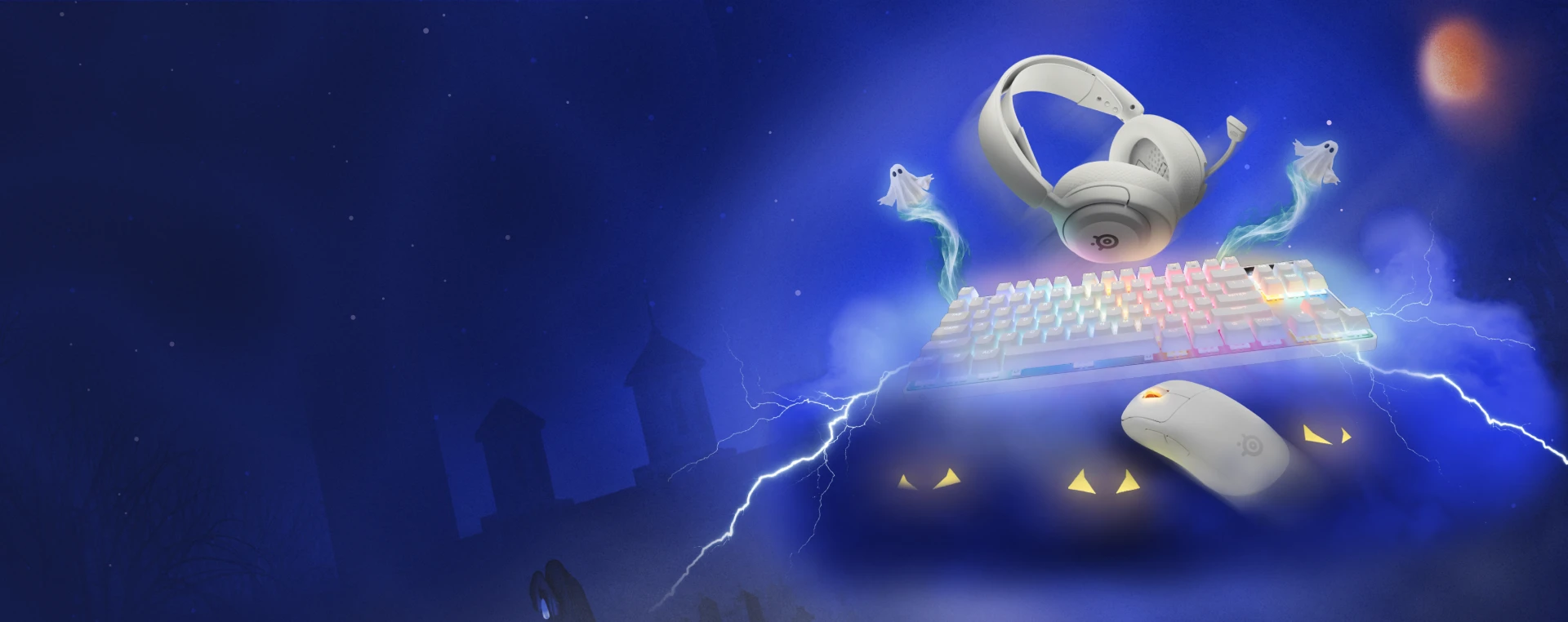 Promotiebanner ‘Spooky Savings’ met SteelSeries-gamingapparatuur – headset, RGB-toetsenbord, muis en controller – zwevend te midden van paarse bliksemschichten.
