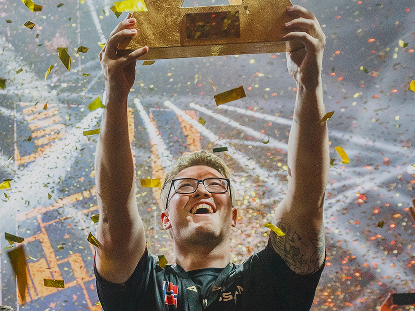 rain from faze clan lifting up a trophy.