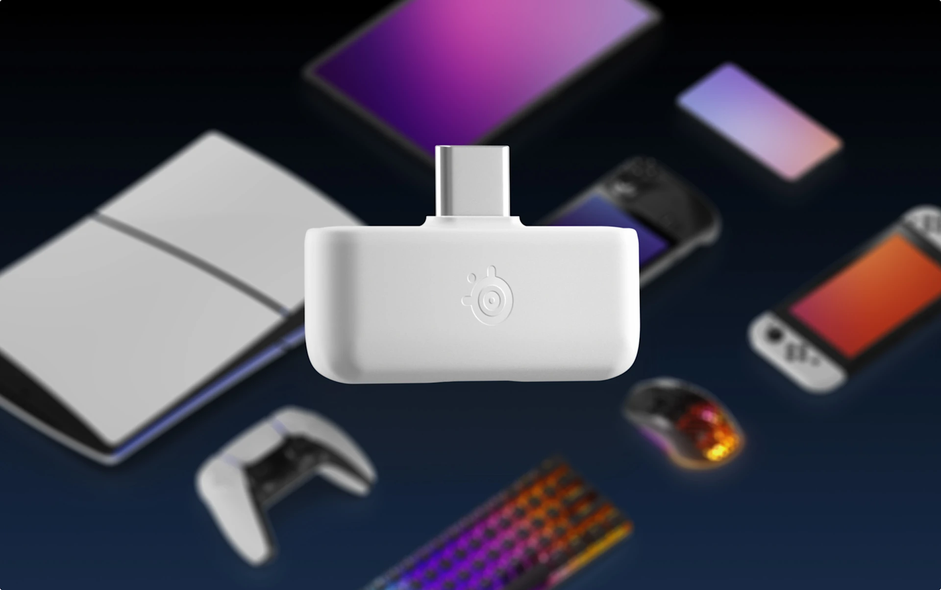 Dongle para Arctis Nova 5 blanco; en el fondo se ven diferentes dispositivos que son compatibles con el dongle.