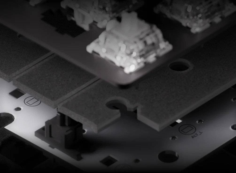 Primer plano con vista detallada de la espuma insonorizante, la placa de circuito impreso y los interruptores OmniPoint del interior del teclado SteelSeries Apex Pro Gen 3.