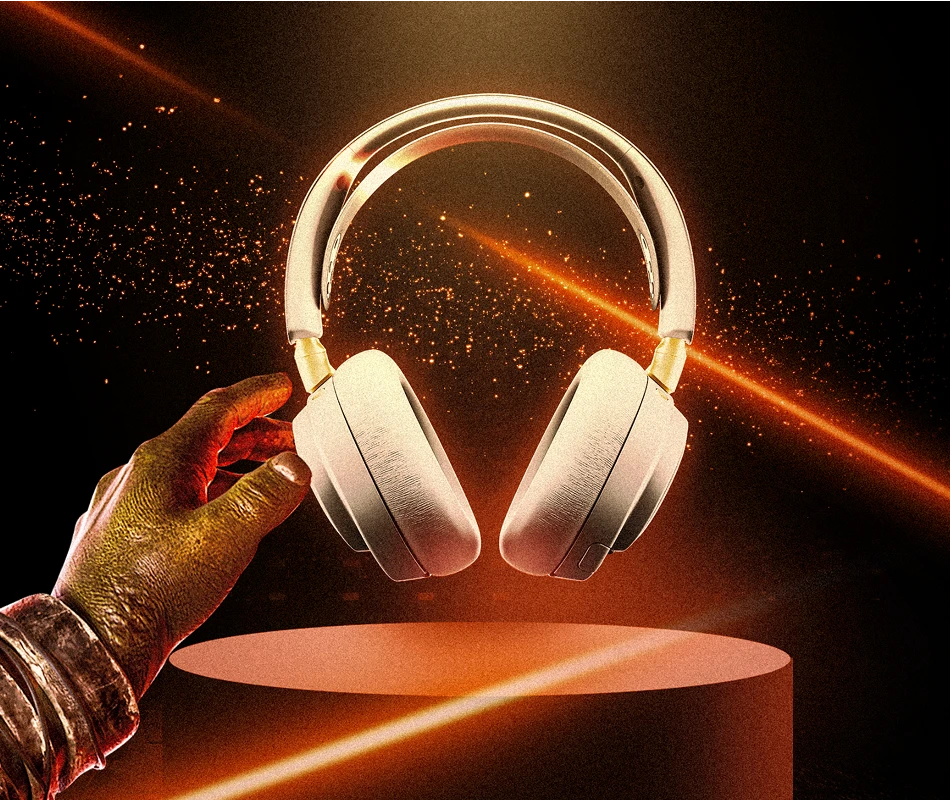 Εικόνα του Arctis Nova Elite που εμφανίζεται σε βάθρο, με πορτοκαλί λέιζερ να φωτίζουν το φόντο.