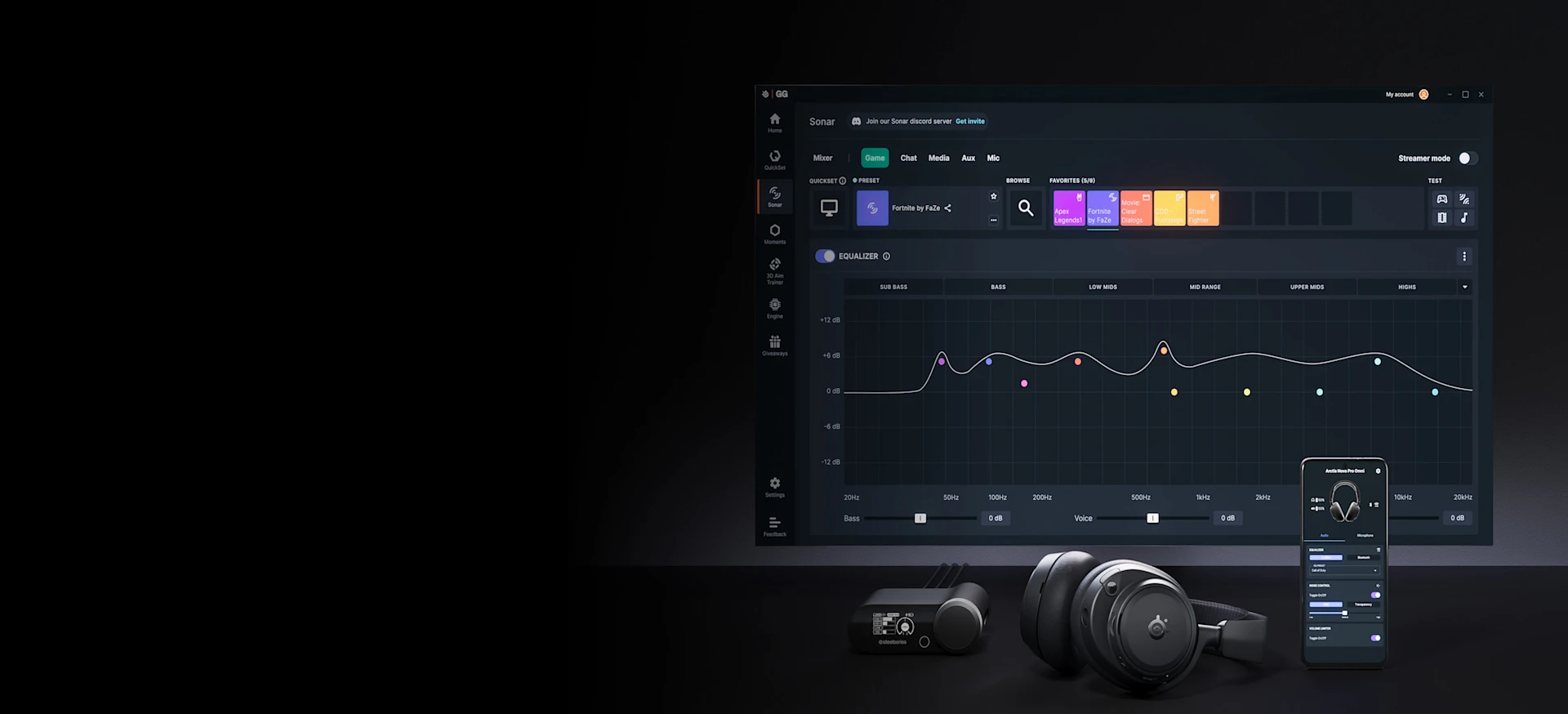 Herní audio sestava s ekvalizérem PC softwaru na monitoru, odpovídajícími ovládacími prvky na smartphonu a sluchátky SteelSeries s bezdrátovou základnou v popředí.