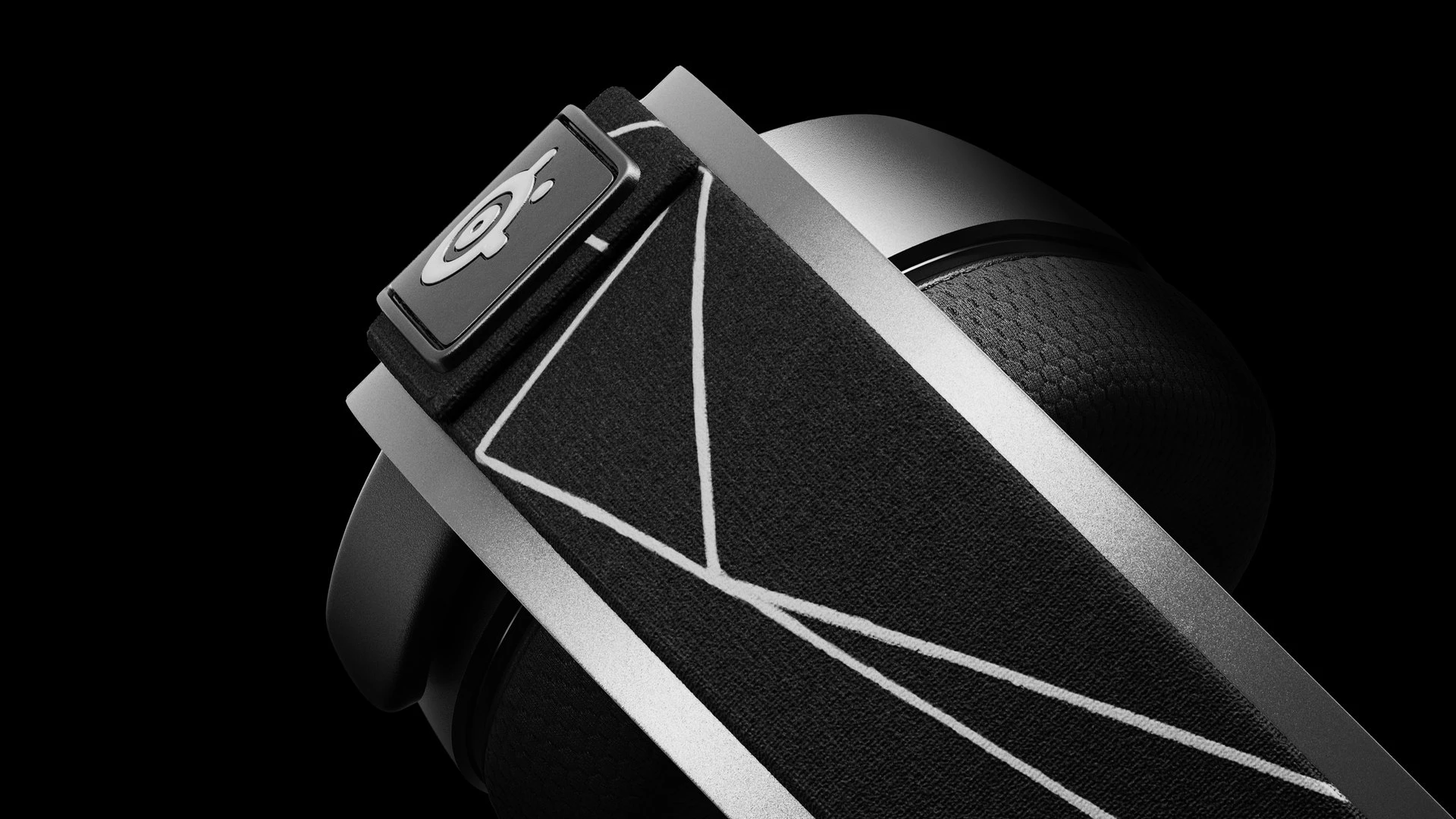 Zoomed view of Arctis 9 headband.