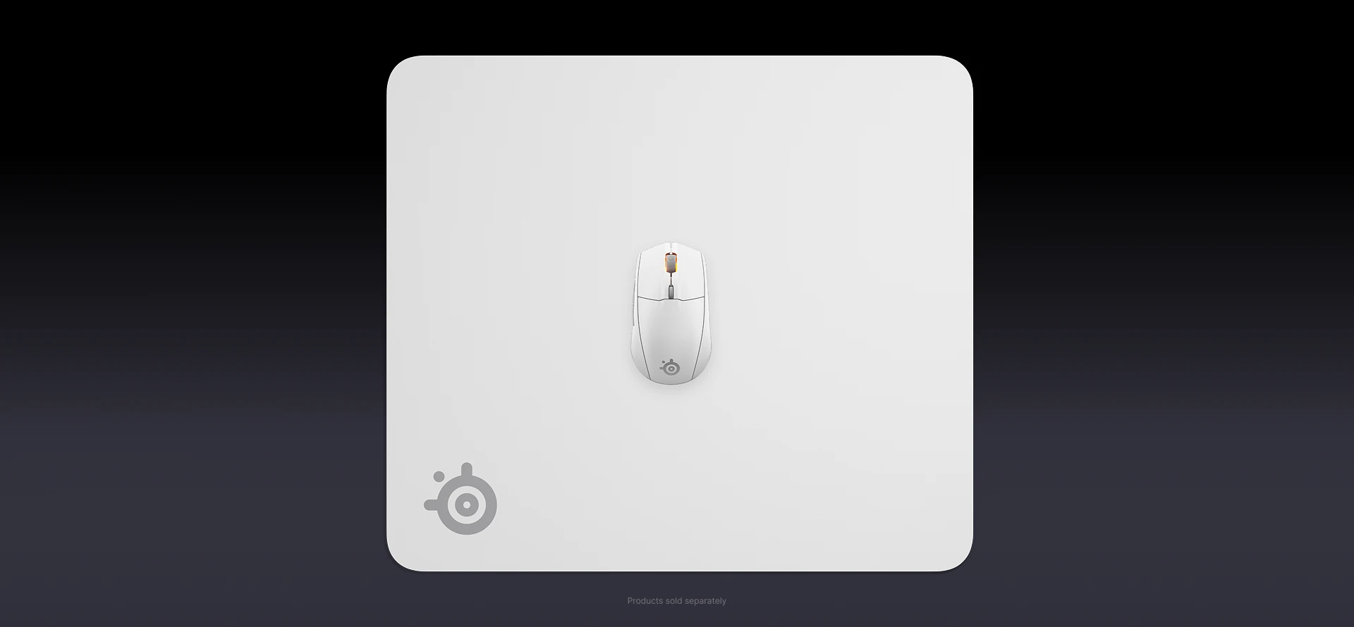 En vy uppifrån av en ljusvit SteelSeries-mus centrerad på en matchande fyrkantig musmatta mot en mörk bakgrund med toning.