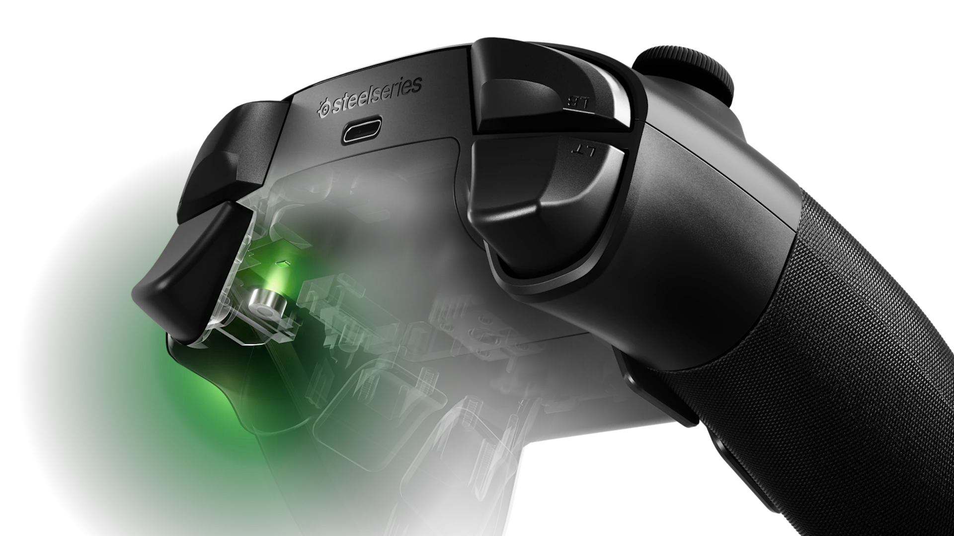 SteelSeries Aeon Pro 手柄的侧视图，展示了带有纹理的握把、顶部的 USB-C 接口、肩键以及磁性霍尔效应扳机键。