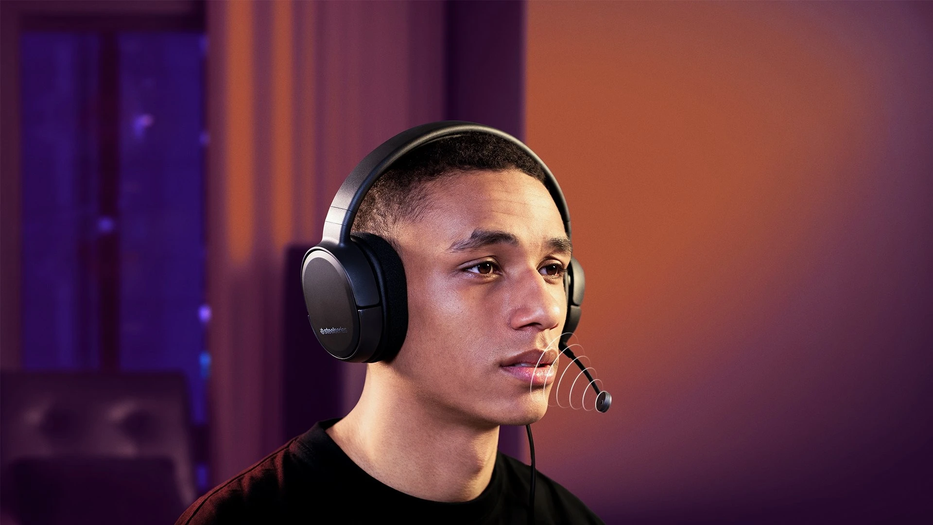 streamer talking with people using Arctis 1 headset
