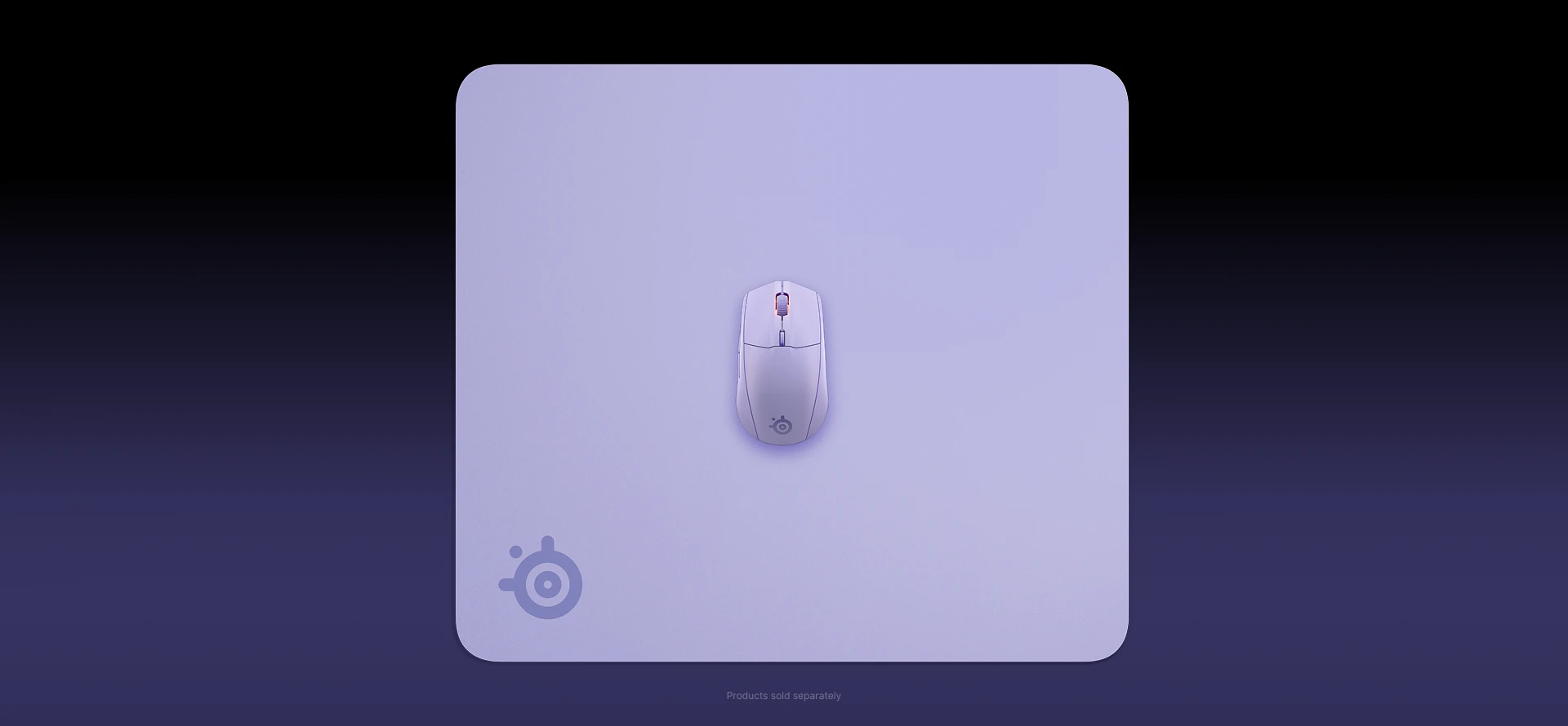 Eine Draufsicht auf eine helllavendelfarbene SteelSeries-Maus, die auf einem passenden quadratischen Mauspad vor einem dunklen, violetten Hintergrund mit Farbverlauf liegt.