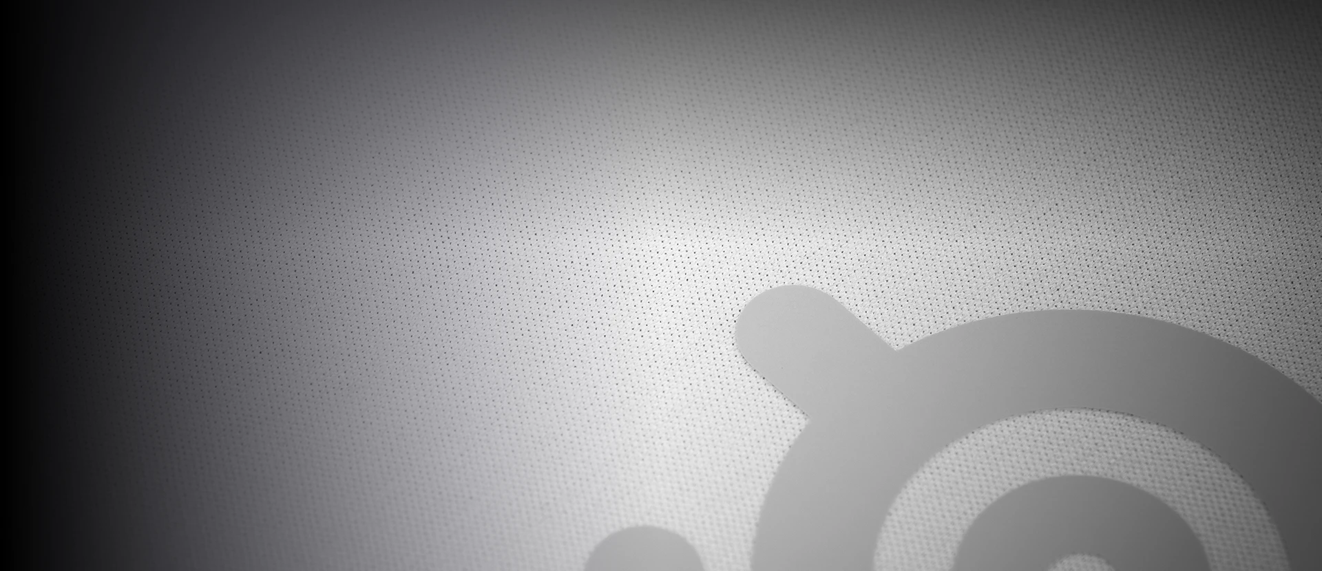 Alfombrilla para ratón qck blanca con el logotipo blanco de Steelseries.