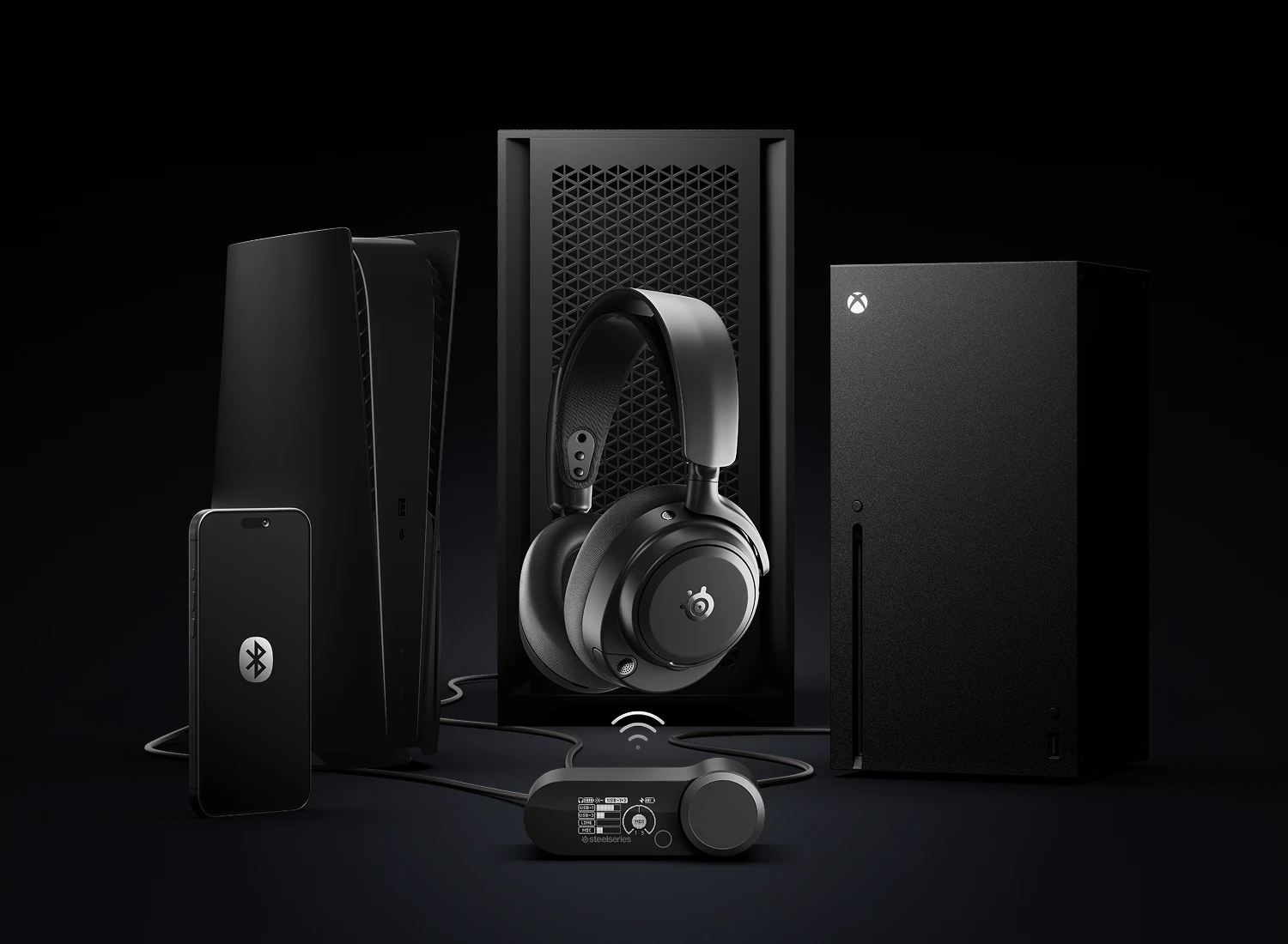 Bezdrátová sluchátka SteelSeries a audio základna připojená ke smartphonu, konzolím PlayStation a Xbox na tmavém studiovém pozadí.