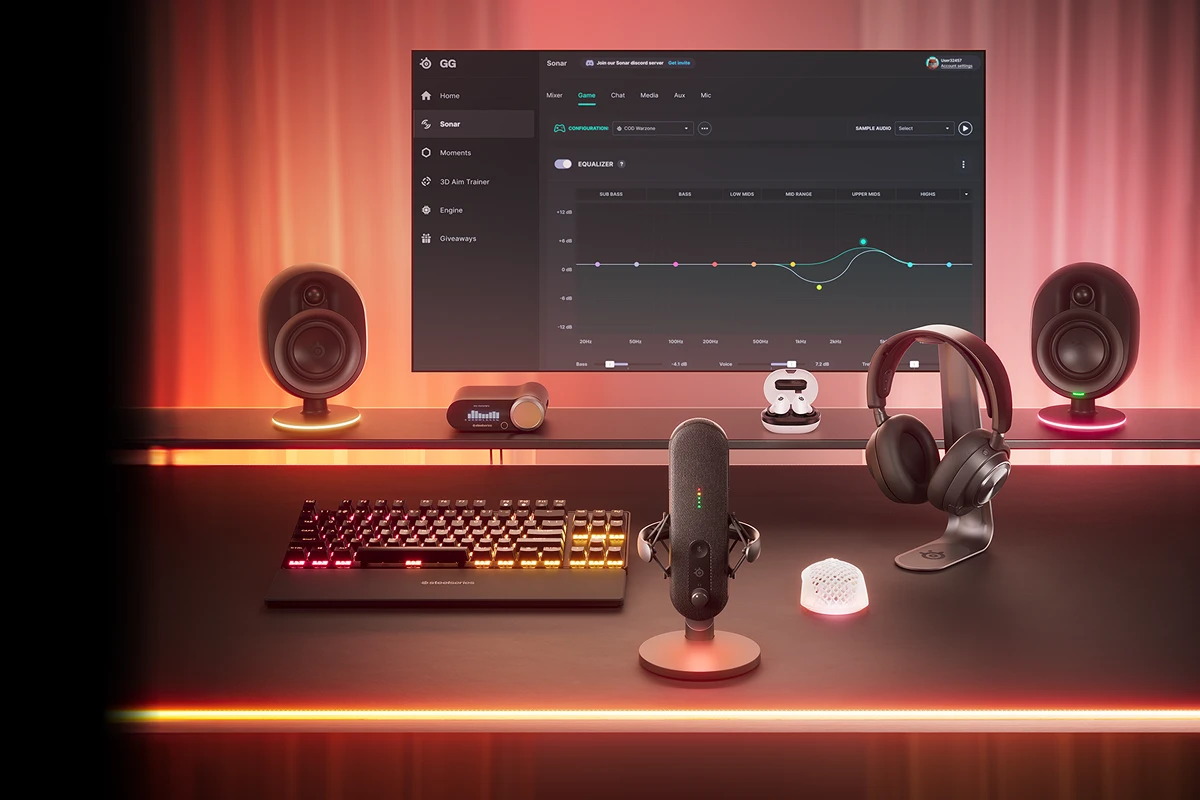 O imagine cu diverse echipamente SteelSeries și un ecran de computer care afișează personalizarea software-ului GG.