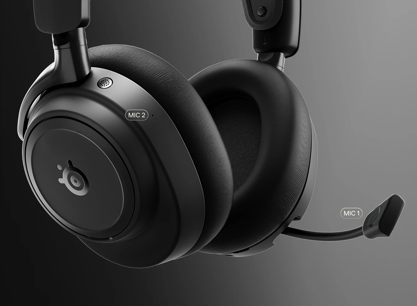 Hombre caucásico con sombrero, vistiendo arctis nova elite negro, probablemente caminando por la calle