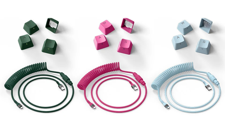 wiele akcesoriów do klawiatur i myszy w różnych kolorach.