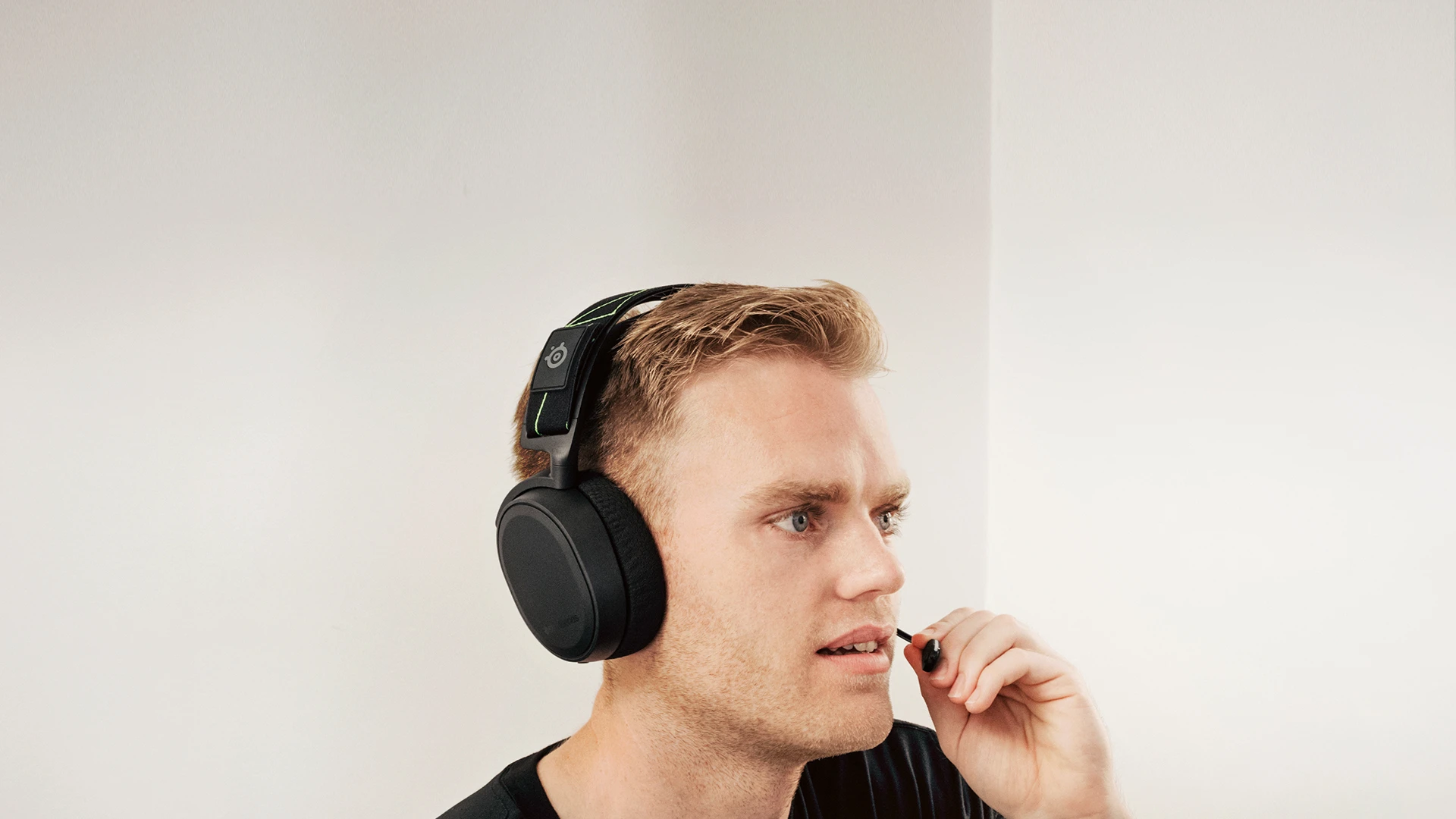 Persona que habla al micrófono.