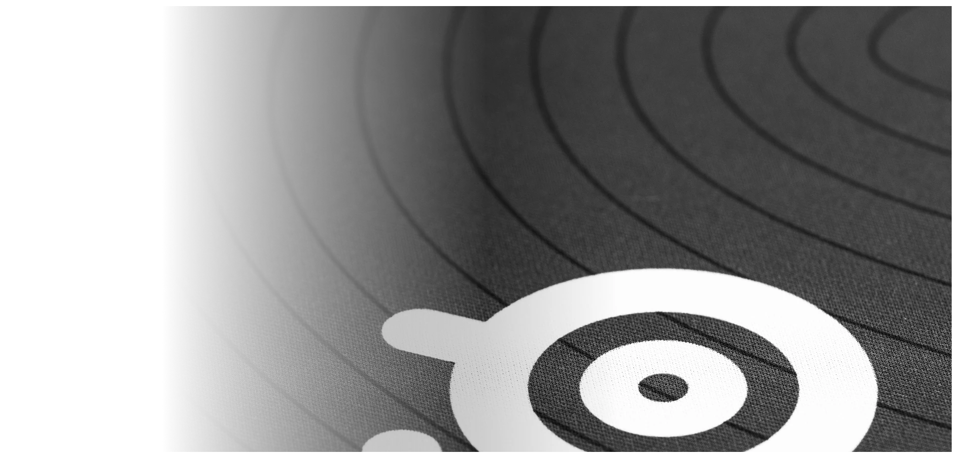地形紋理布質滑鼠墊上的 SteelSeries 標誌細節。