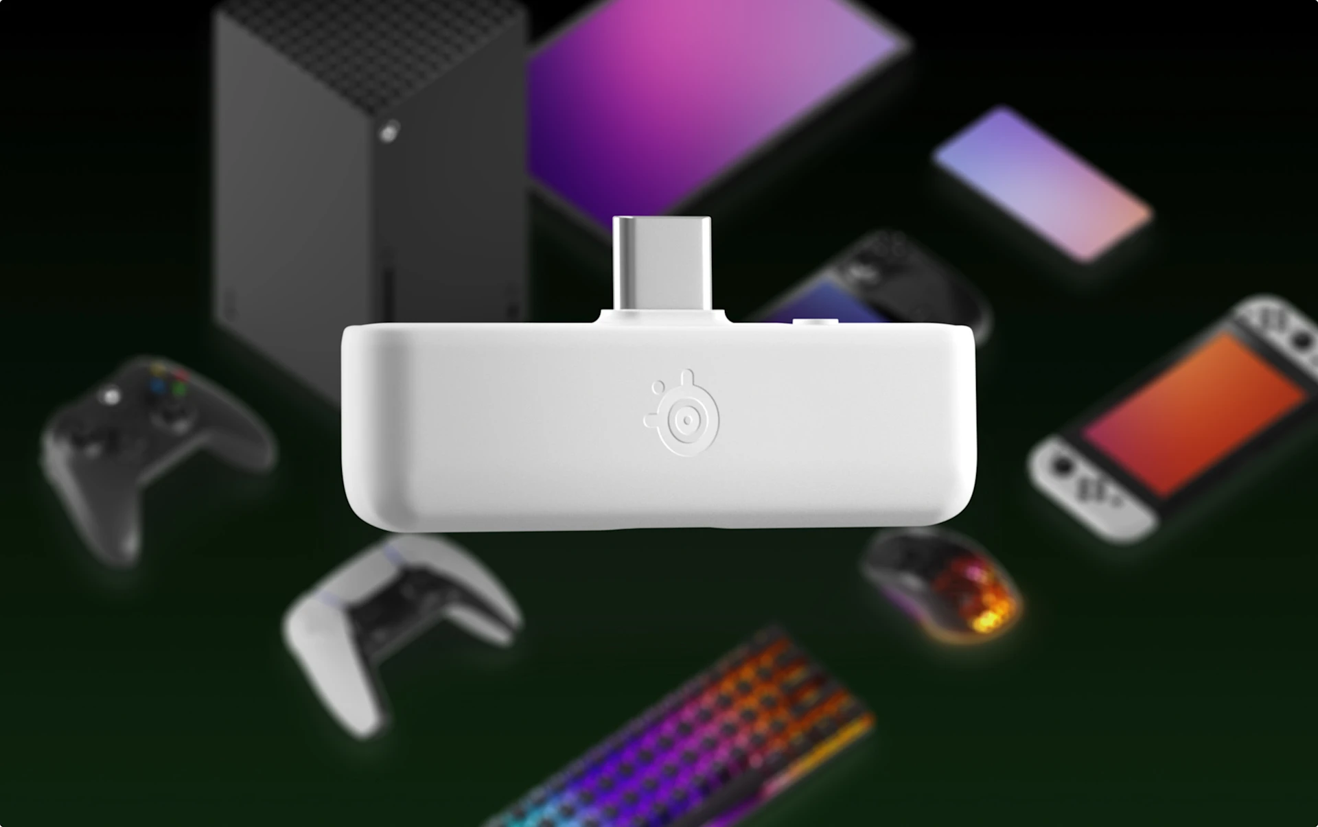 Dongle para Arctis Nova 5 blanco; en el fondo se ven diferentes dispositivos que son compatibles con el dongle.