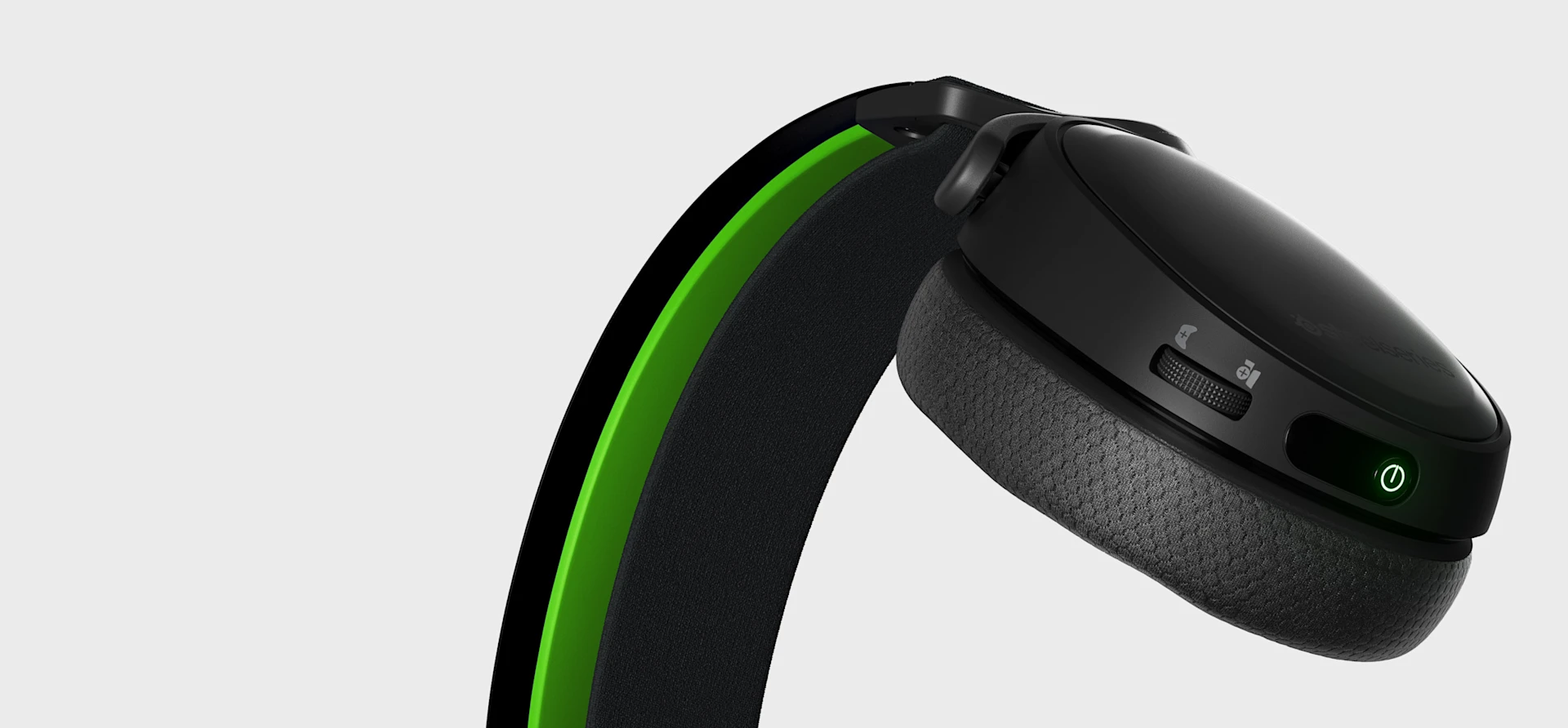 close up of Arctis 7X+ headset