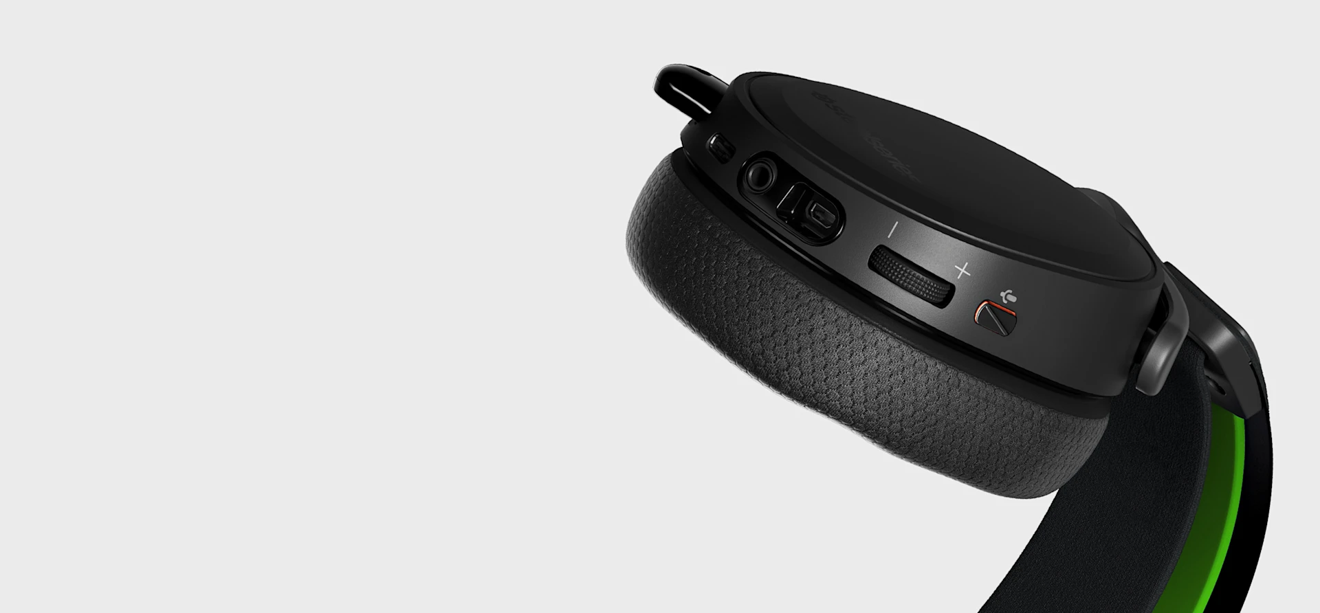 close up image of Arctis 7X+ headset