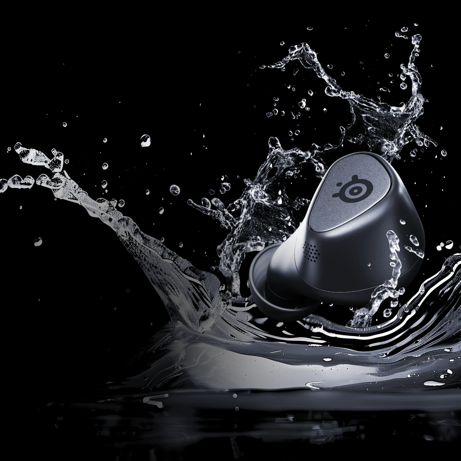 Un solo auricular Arctis Gamebuds negro cae al agua, creando una gran salpicadura.