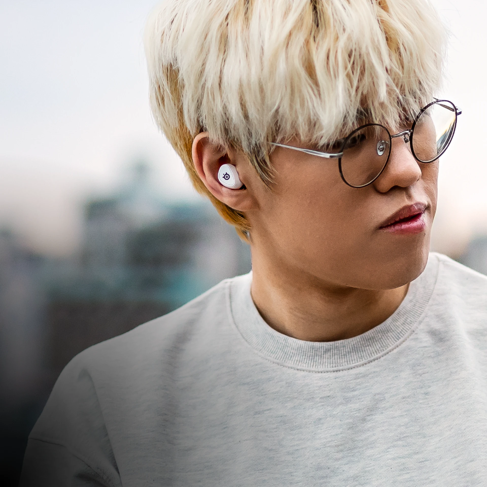 T1 player wearing white arctis gamebuds