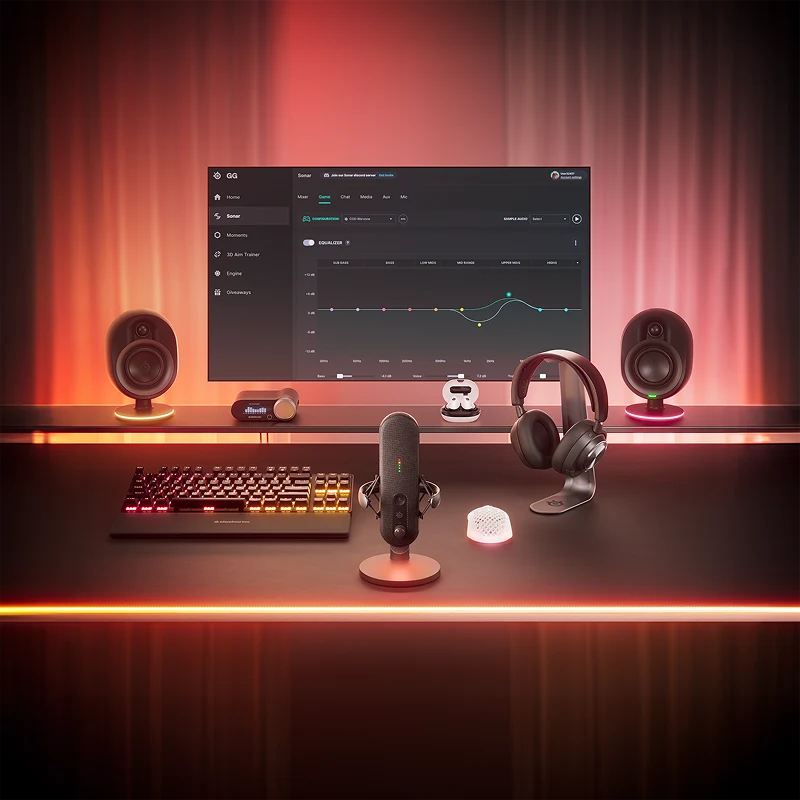 O imagine cu diverse echipamente SteelSeries și un ecran de computer care afișează personalizarea software-ului GG.