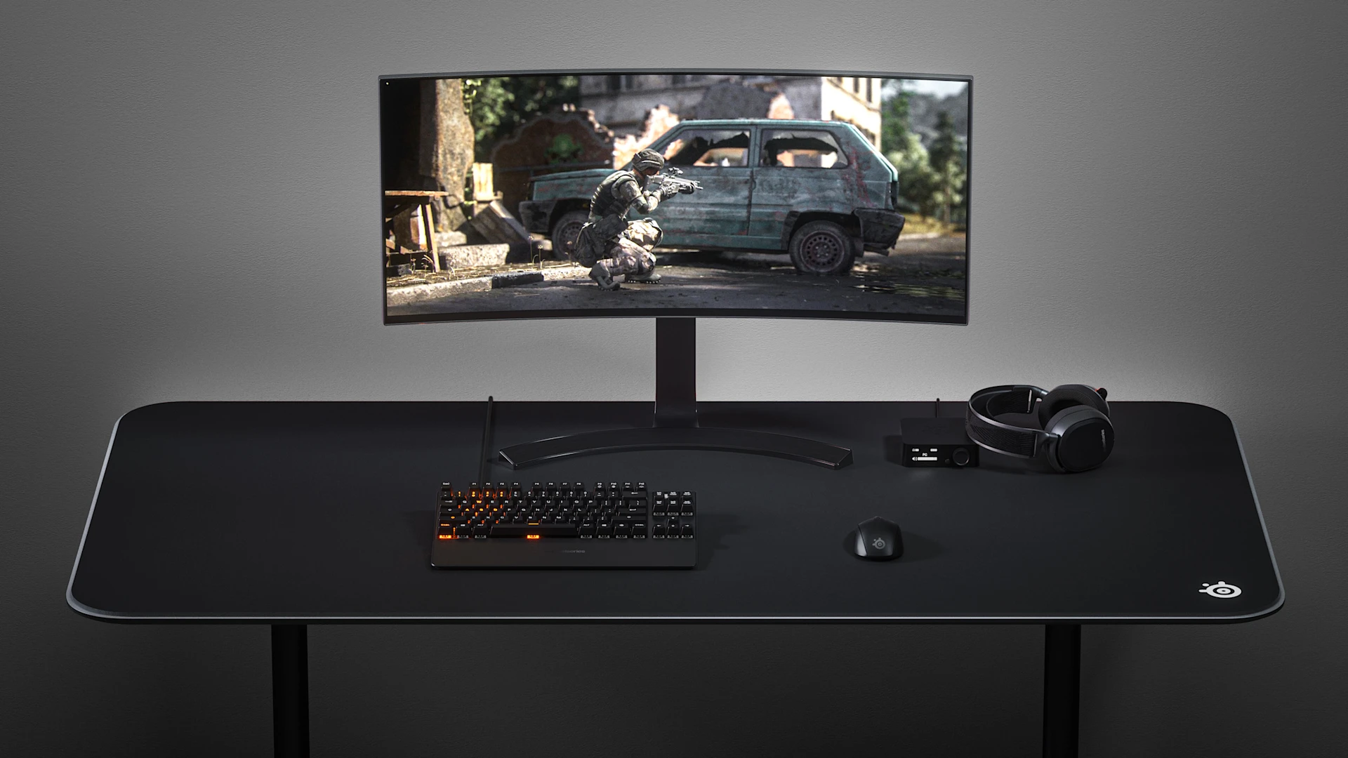 Tüm SteelSeries seti, klavye, fare, fare altlığı ve kulaklıklar masanın üzerinde.