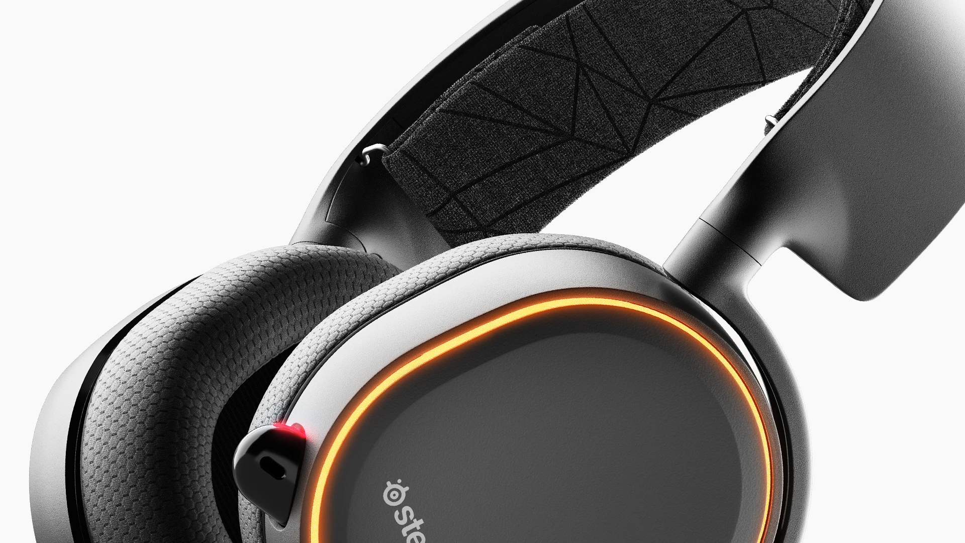 close up image of Arctis 5 headset