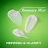 Traînées de revitalisant extra fort romarin et menthe OGX® sur un fond vert