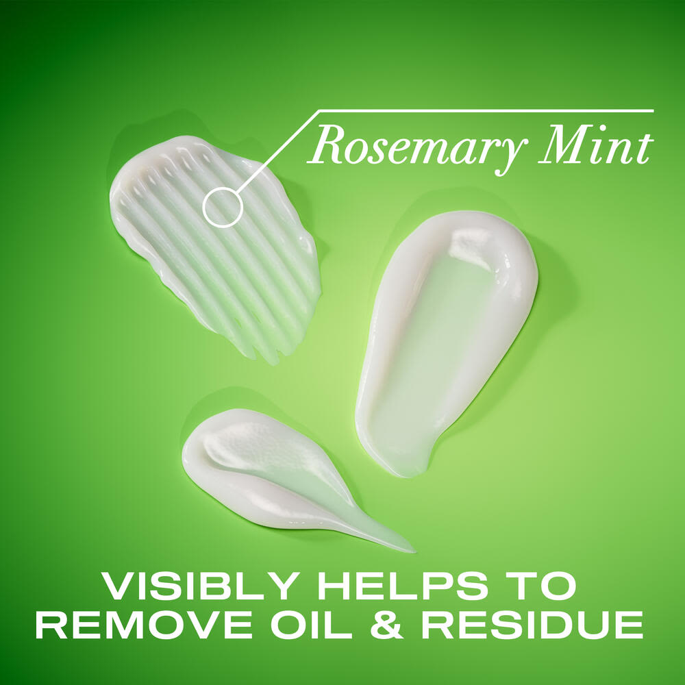 Traînées de revitalisant extra fort romarin et menthe OGX® sur un fond vert