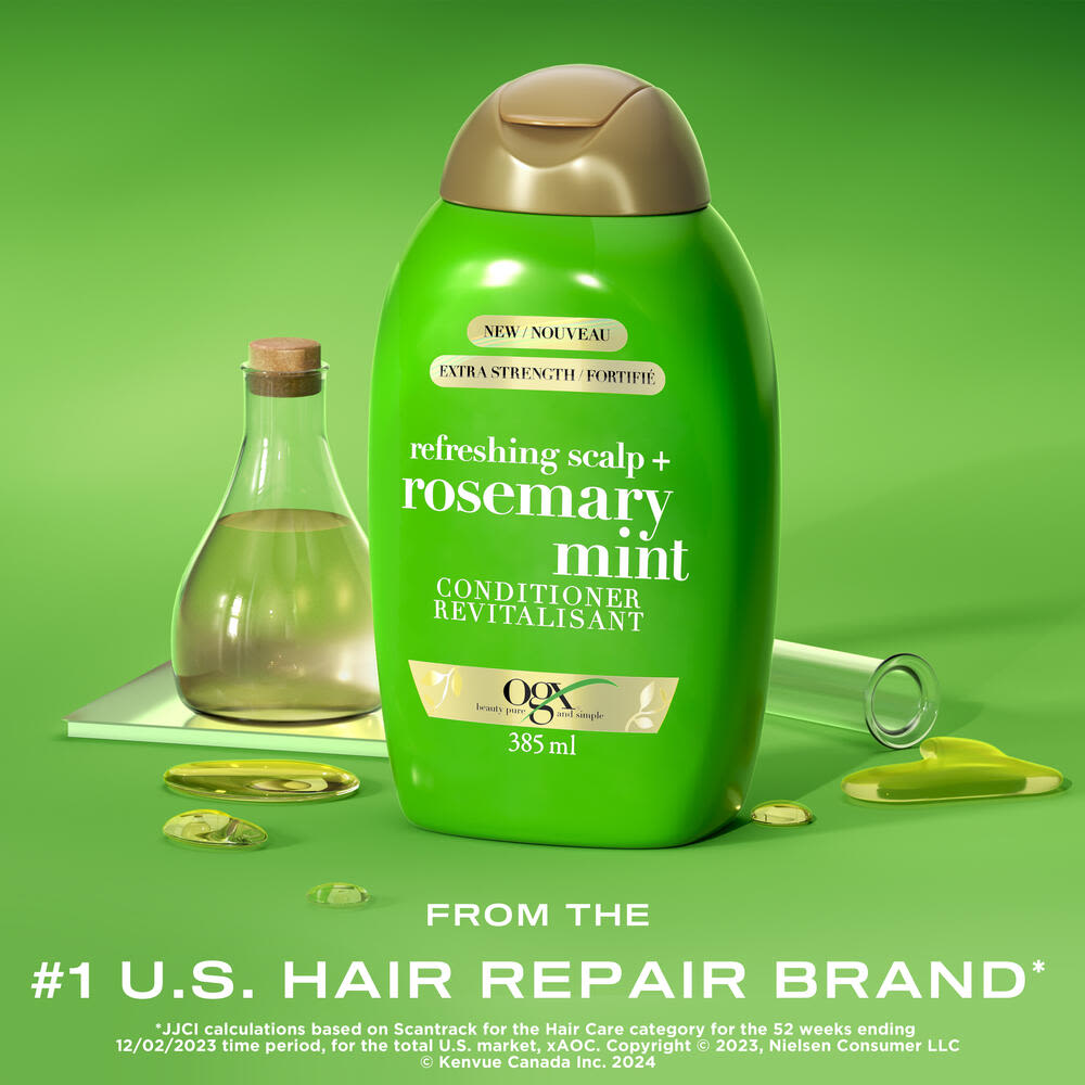Vue avant du revitalisant extra fort romarin et menthe OGX® de 385 mL avec une éprouvette et une bouteille