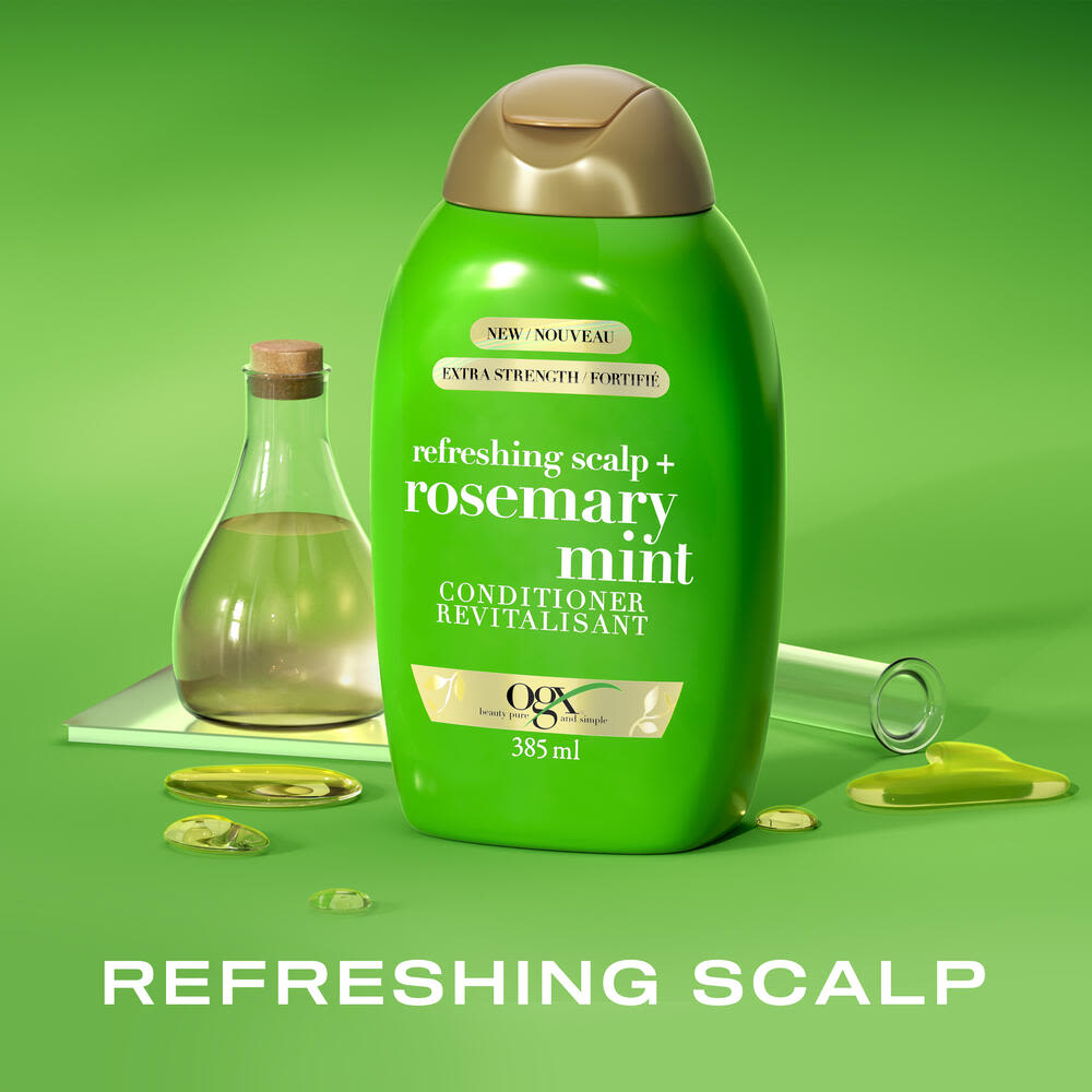 Vue avant du revitalisant extra fort romarin et menthe OGX® de 385 mL avec une éprouvette et une bouteille