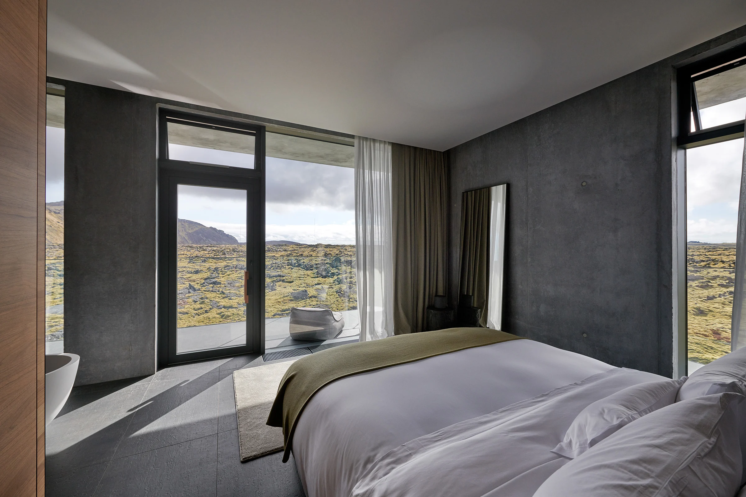 Retreat Hotel - Moss Suite - Blue Lagoon Iceland